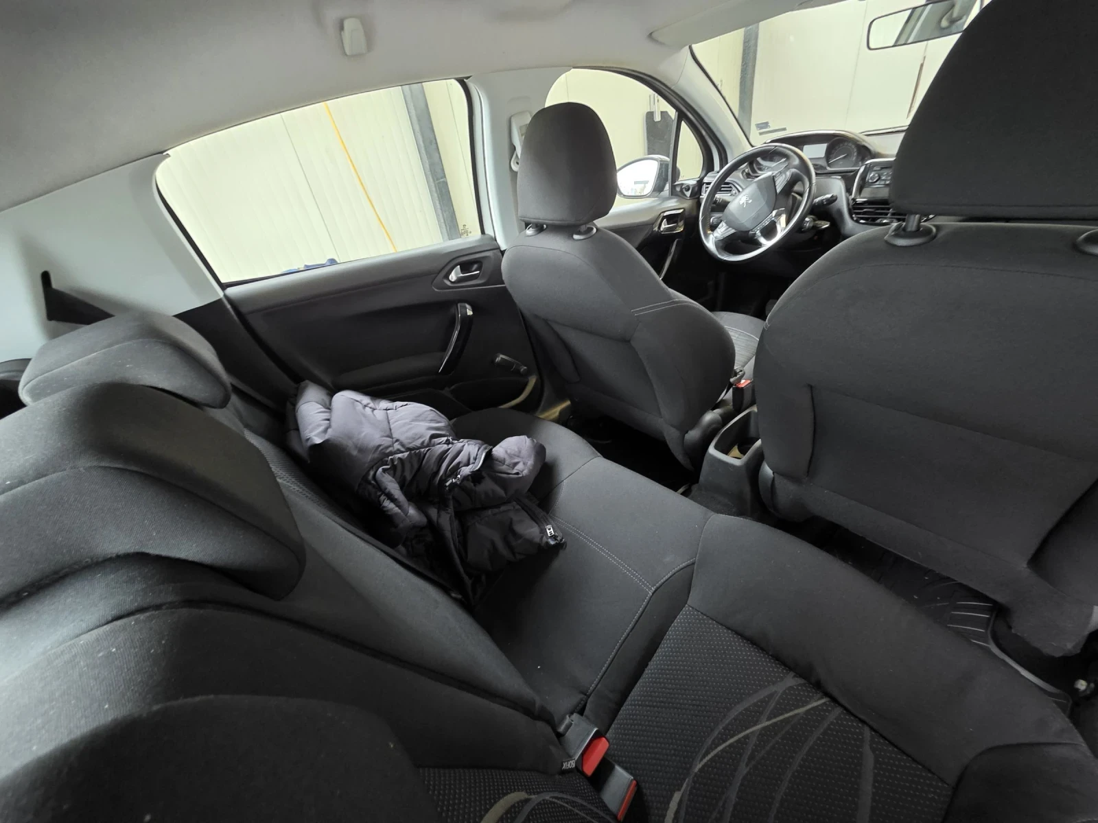 Peugeot 208 1.6HDI, снимка 12 - Автомобили и джипове - 54001419