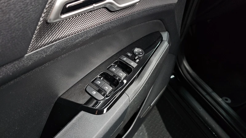 Kia Sportage 2.0 CRDI / АВТОМАТИК / СЕРВИЗНА ИСТОРИЯ !!!, снимка 16 - Автомобили и джипове - 53090618