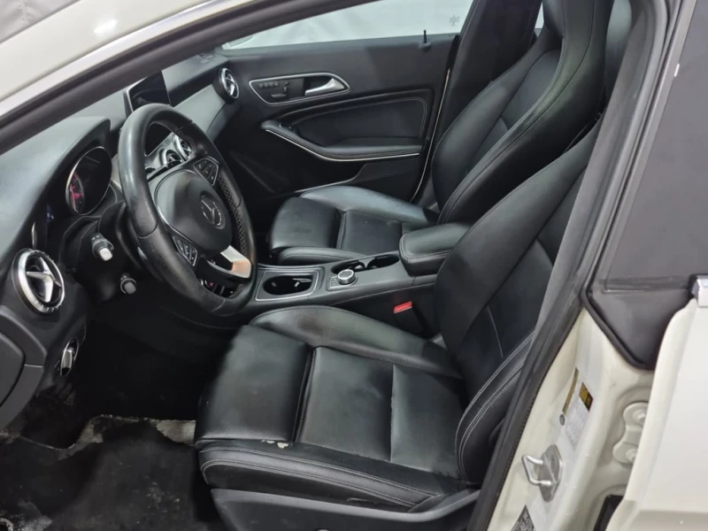 Mercedes-Benz CLA 250 / PANO / PAMETI / PODGREVI / CARFAX, снимка 5 - Автомобили и джипове - 53247611