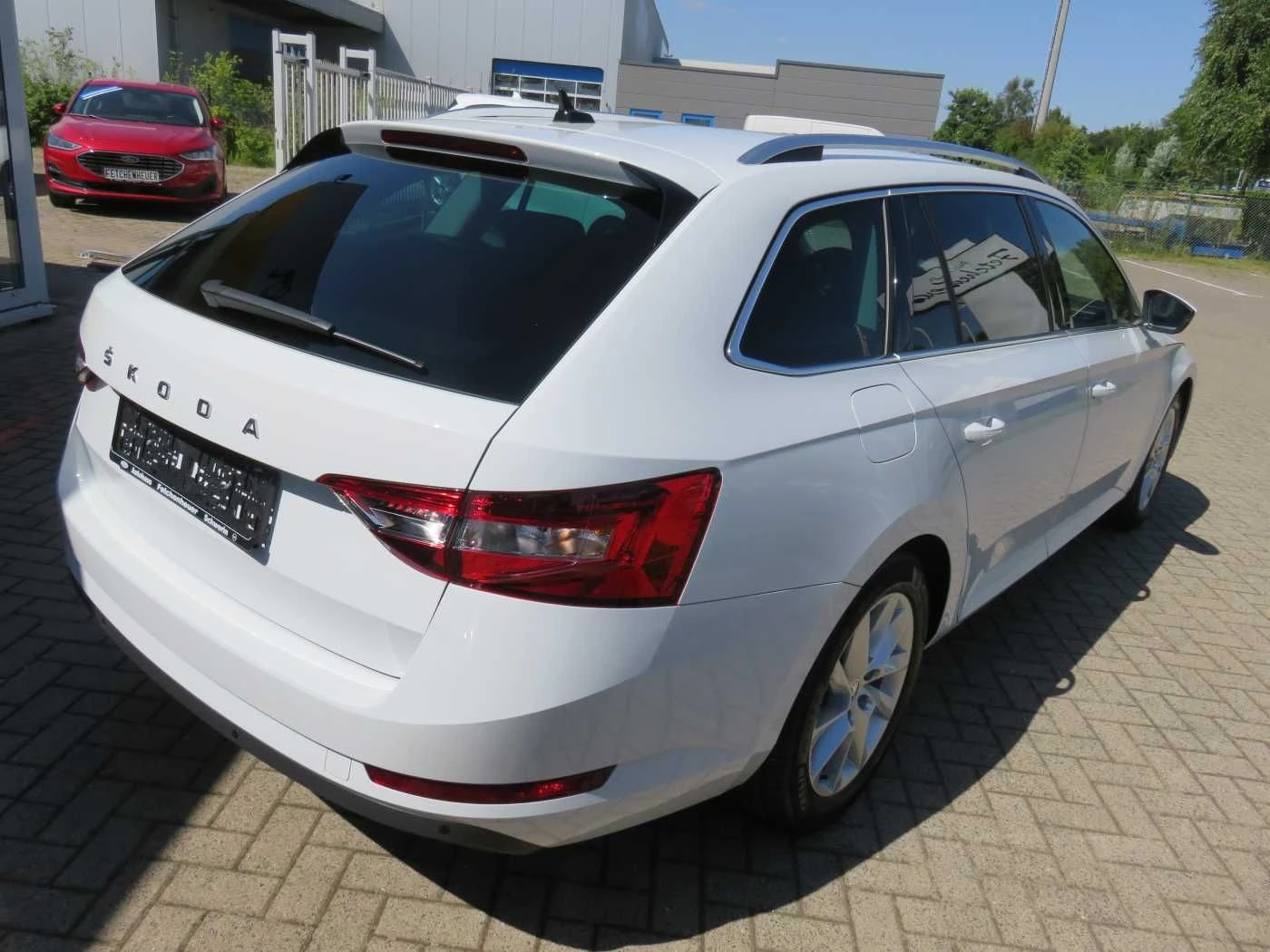 Skoda Superb Combi 1.5 DSG Style - изображение 3