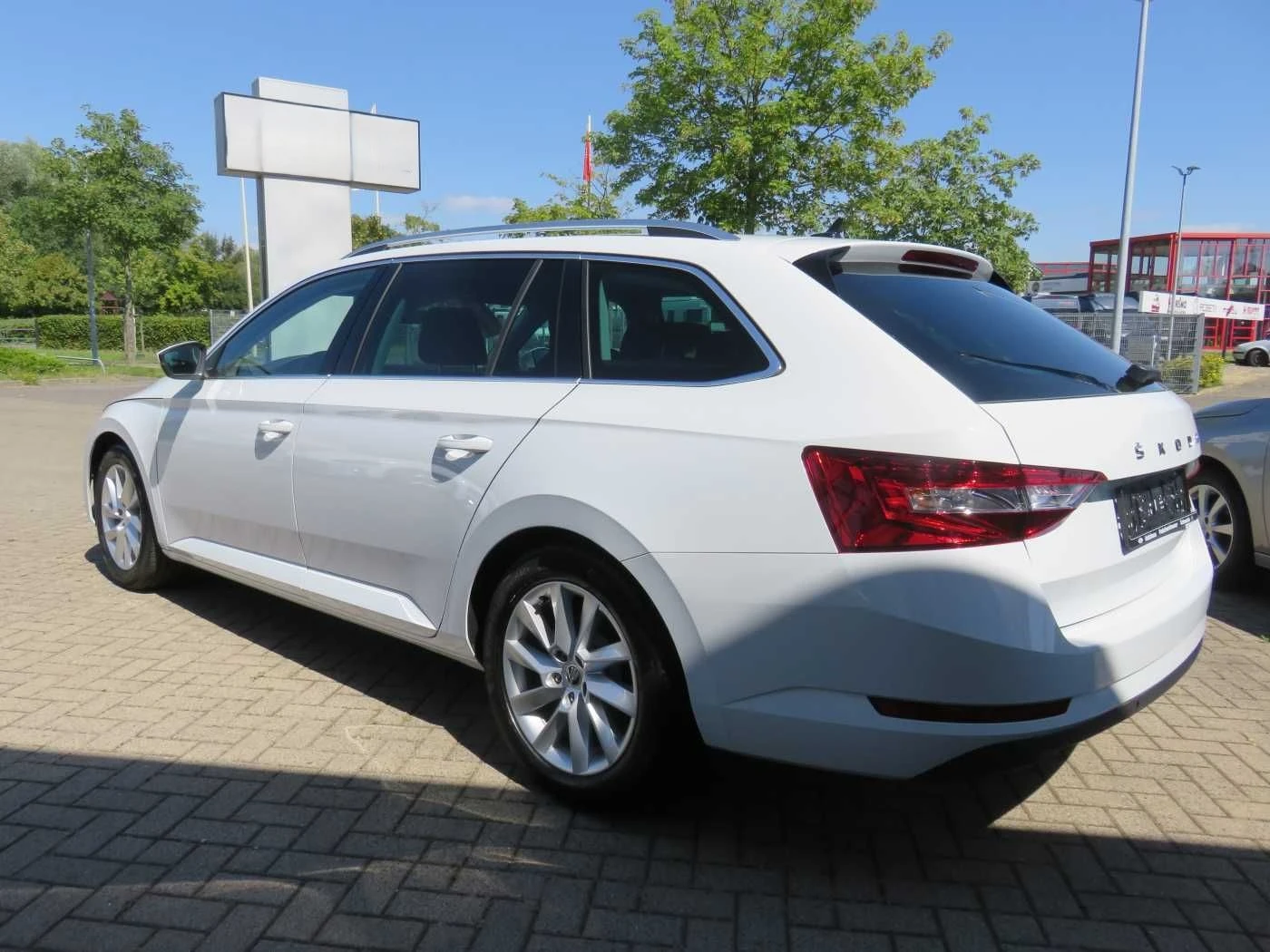 Skoda Superb Combi 1.5 DSG Style - изображение 2