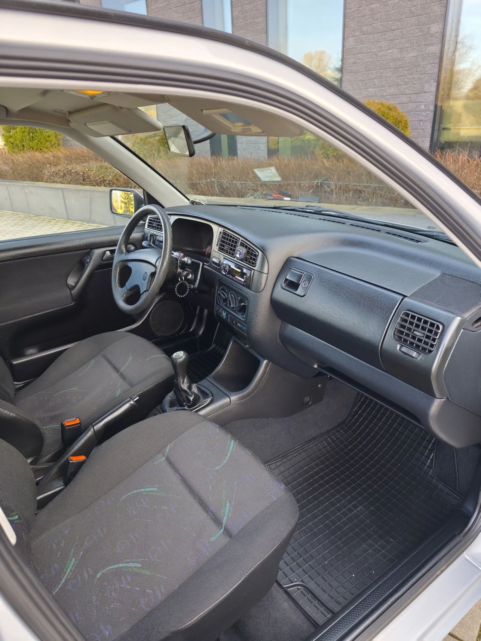 VW Golf 1.6 УНИКАТ 80 Хил км.НОВ! , оригинална боя , УНИКА, снимка 10 - Автомобили и джипове - 53286068