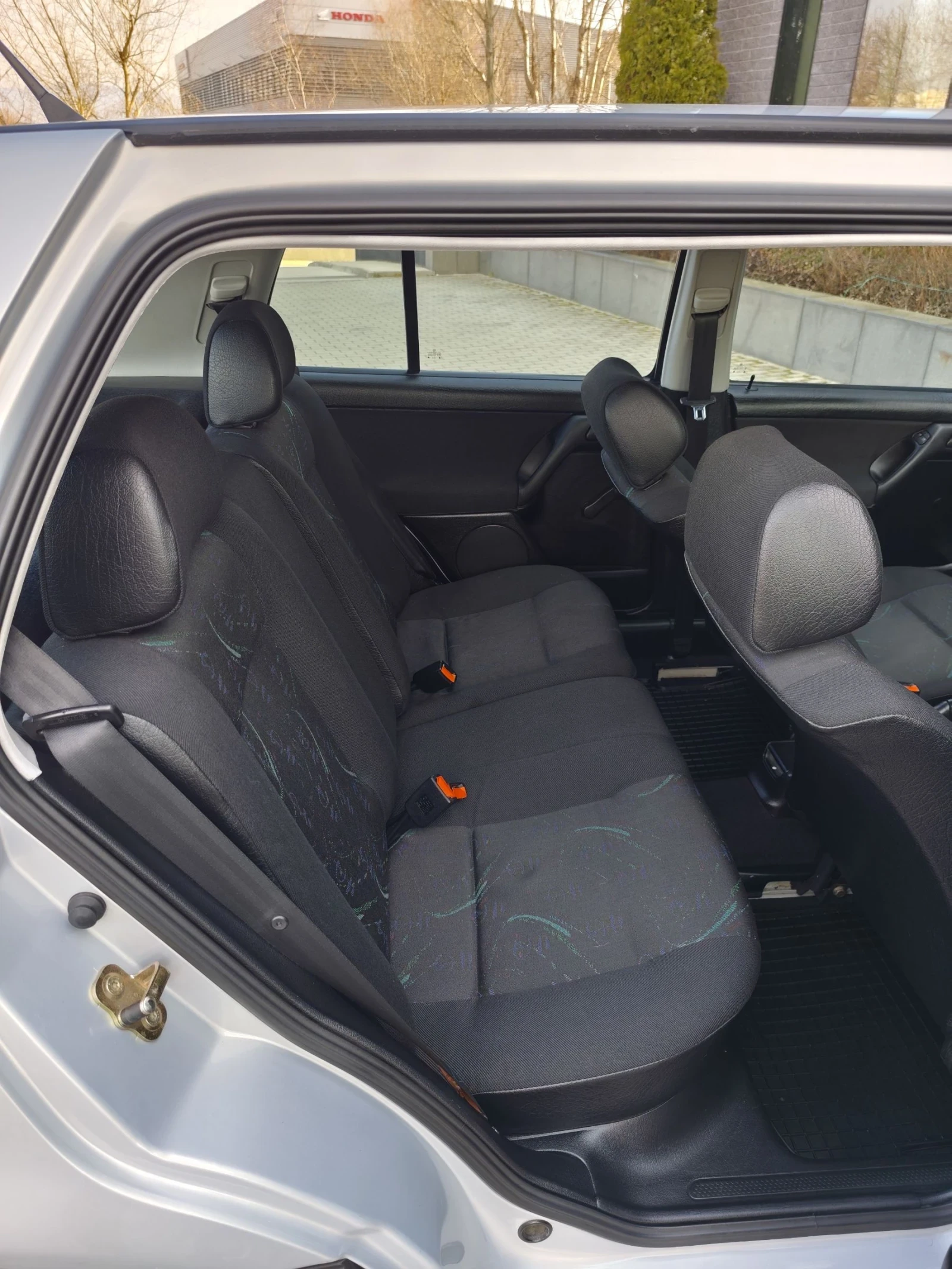 VW Golf 1.6 УНИКАТ 80 Хил км.НОВ! , оригинална боя , УНИКА, снимка 12 - Автомобили и джипове - 53286068