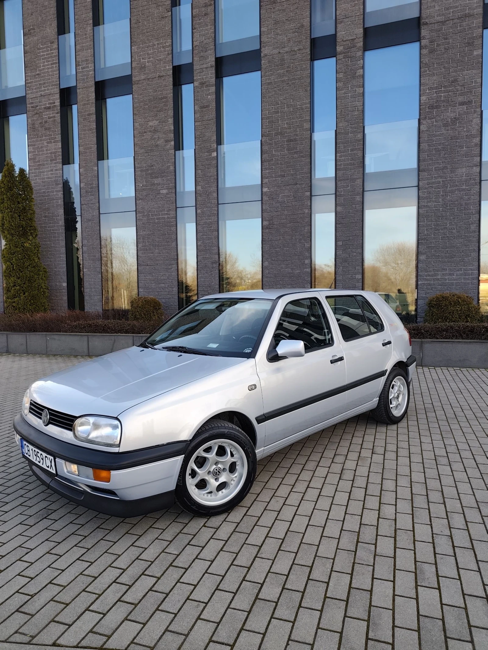 VW Golf 1.6 УНИКАТ 80 Хил км.НОВ! , оригинална боя , УНИКА, снимка 3 - Автомобили и джипове - 53286068