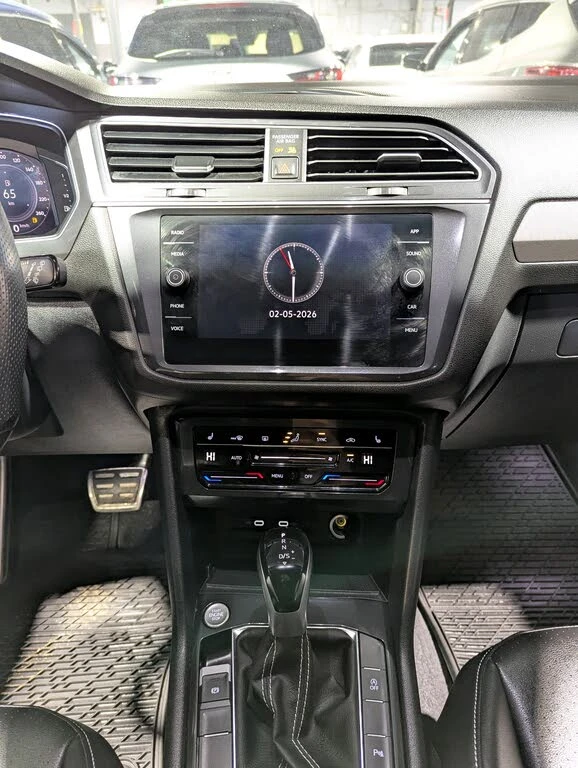 VW Tiguan Highline R-Line 4Motion* АвтоКредит* (ЦЕНА ДО БГ), снимка 8 - Автомобили и джипове - 53892401