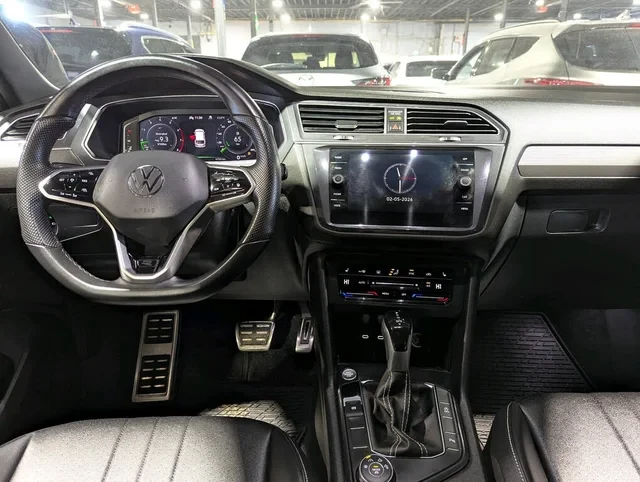 VW Tiguan Highline R-Line 4Motion* АвтоКредит* (ЦЕНА ДО БГ), снимка 11 - Автомобили и джипове - 53892401