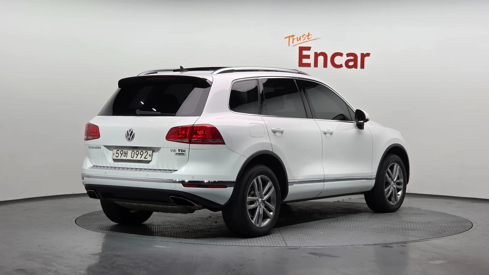 VW Touareg V6 3.0TDI* КОЖА* ПОДГРЕВ, снимка 2 - Автомобили и джипове - 54931895