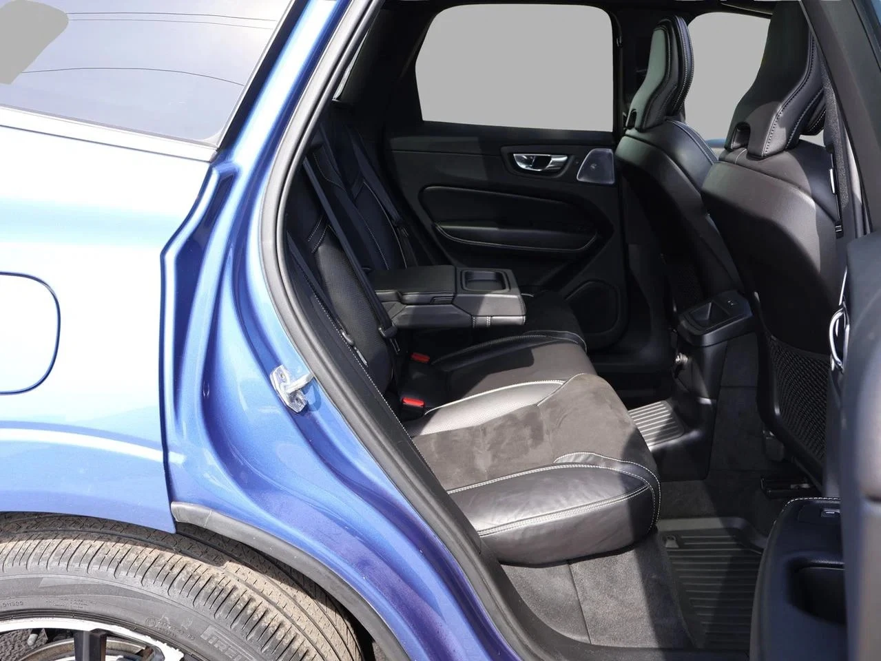 Volvo XC60 T8 R-Design Plug-in Hybrid AWD, снимка 10 - Автомобили и джипове - 55616044