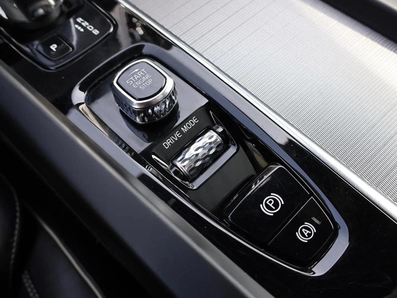 Volvo XC60 T8 R-Design Plug-in Hybrid AWD, снимка 17 - Автомобили и джипове - 55616044