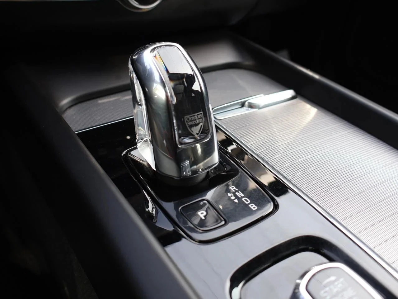 Volvo XC60 T8 R-Design Plug-in Hybrid AWD, снимка 13 - Автомобили и джипове - 55616044