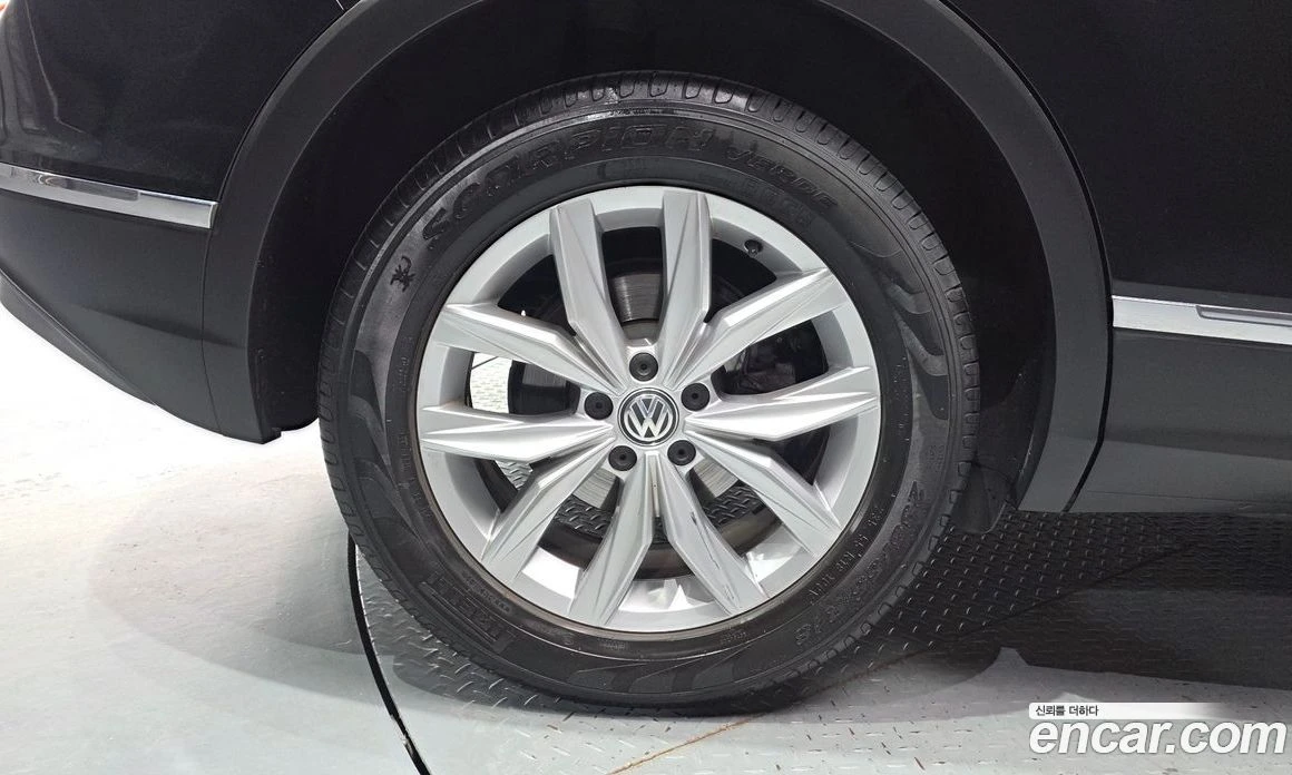 VW Tiguan 2.0 TDI Premium, снимка 5 - Автомобили и джипове - 56122274