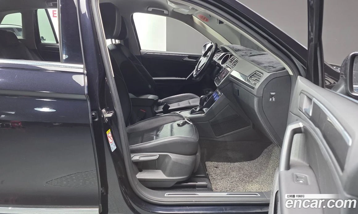 VW Tiguan 2.0 TDI Premium, снимка 16 - Автомобили и джипове - 56122274