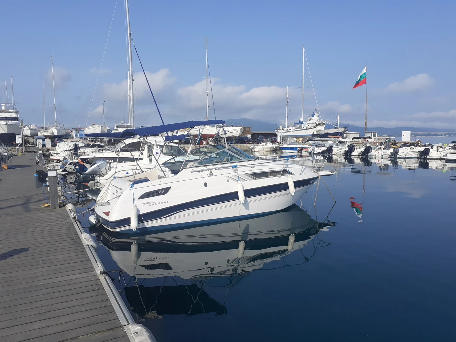 Моторна яхта Chaparral Signature