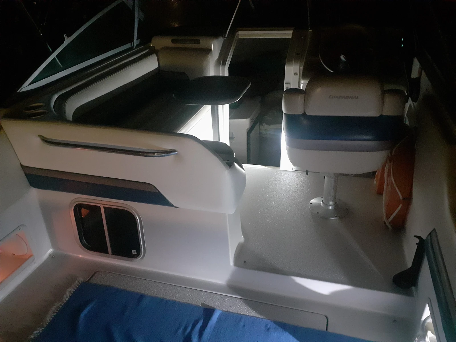 Моторна яхта Chaparral Signature, снимка 2 - Воден транспорт - 54000079