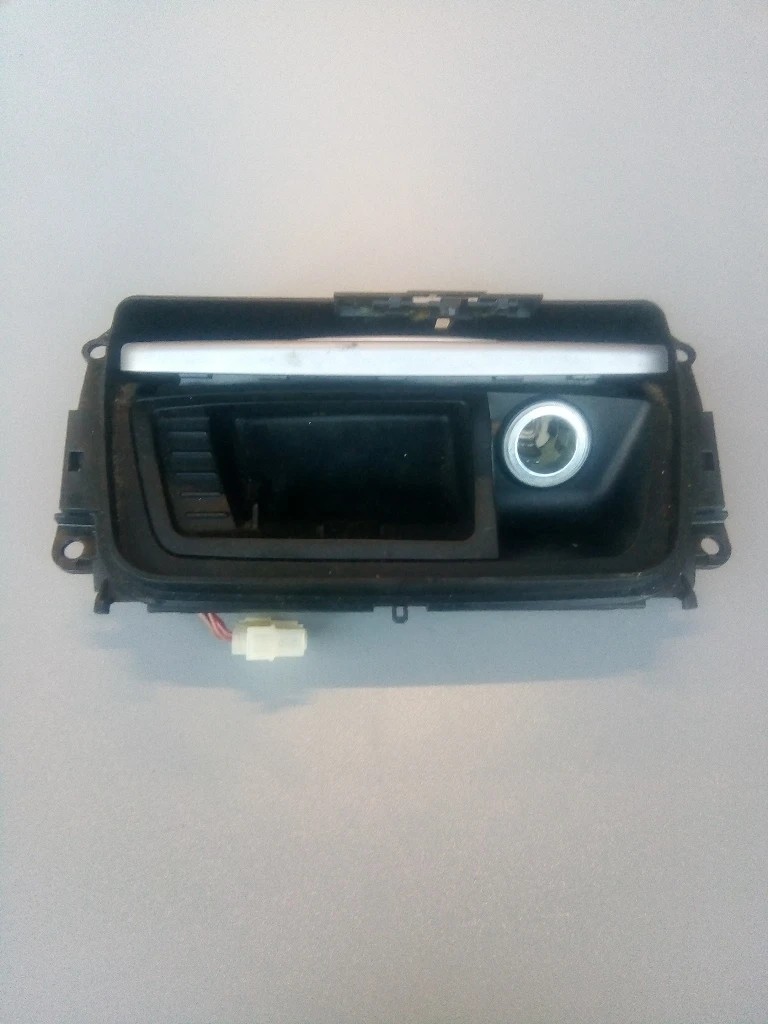 Пепелник преден Бмв 320д Е90