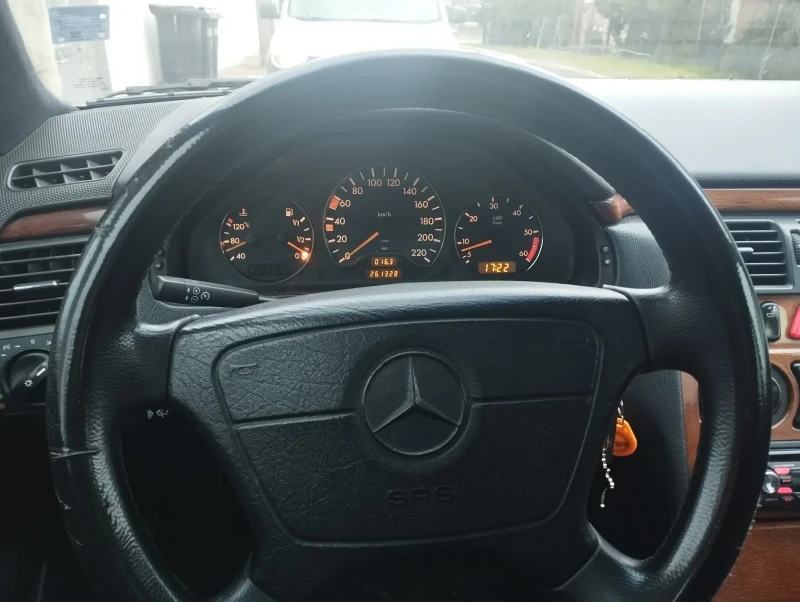Mercedes-Benz E 220, снимка 10 - Автомобили и джипове - 53526880