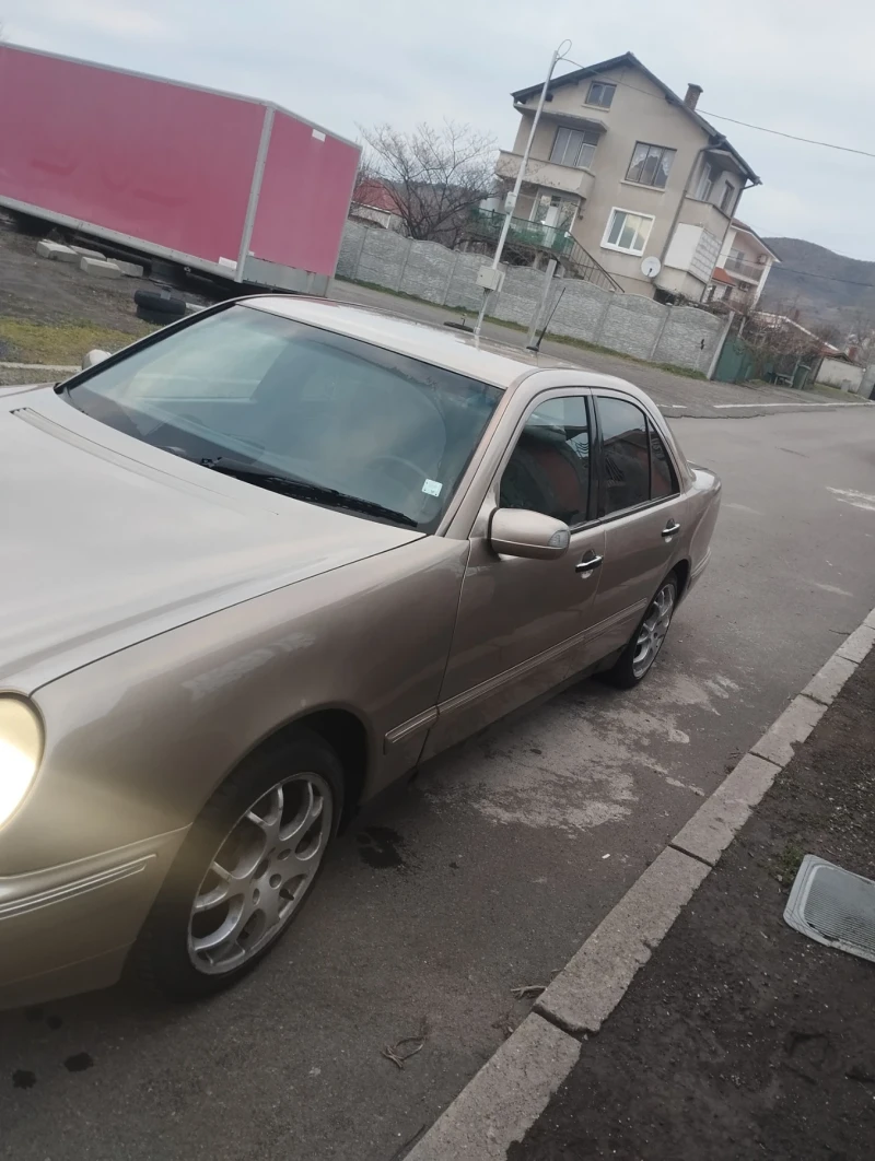 Mercedes-Benz E 220, снимка 2 - Автомобили и джипове - 53526880