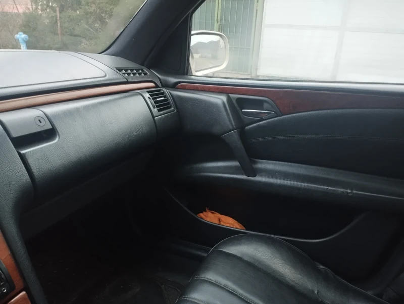 Mercedes-Benz E 220, снимка 8 - Автомобили и джипове - 53526880