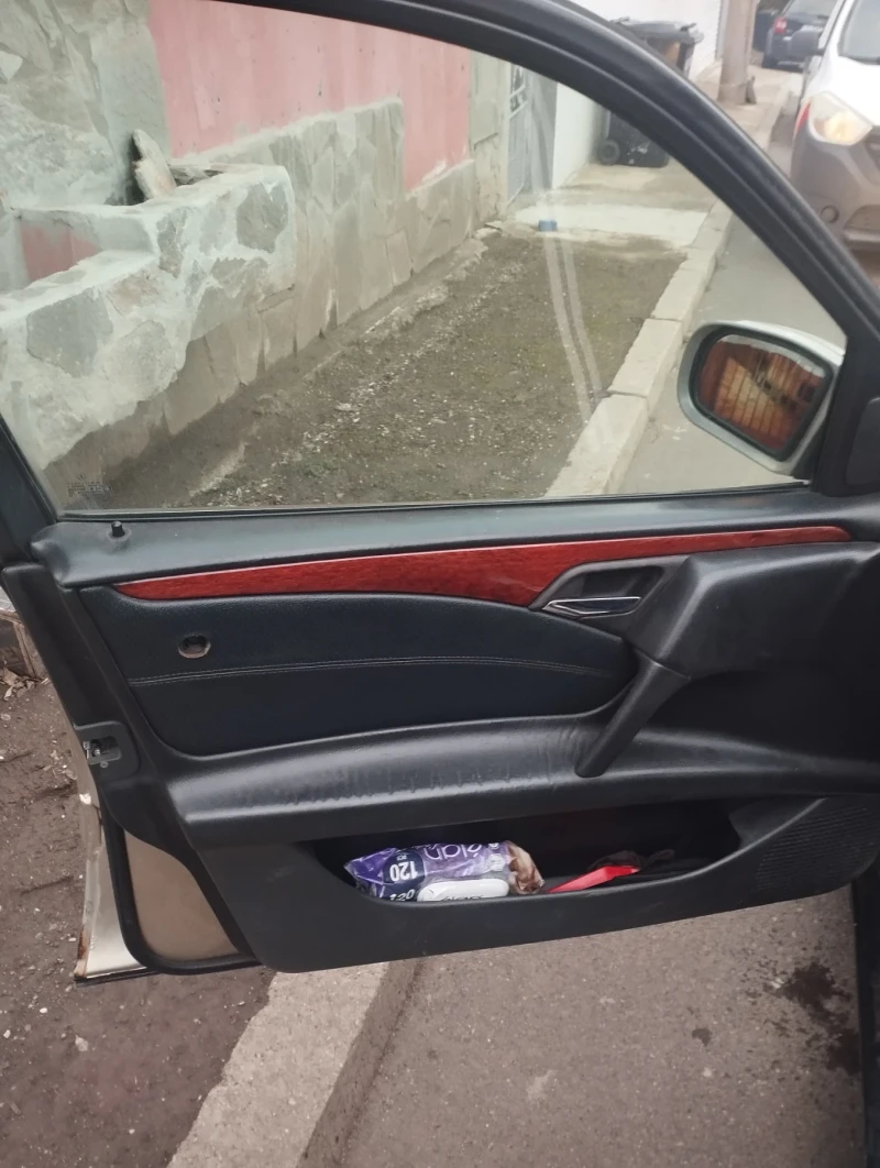 Mercedes-Benz E 220, снимка 5 - Автомобили и джипове - 53526880