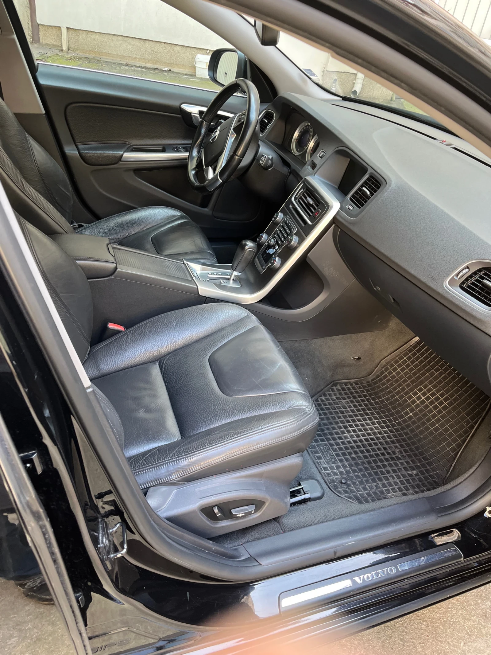 Volvo V60 D5 AWD, снимка 10 - Автомобили и джипове - 53871417