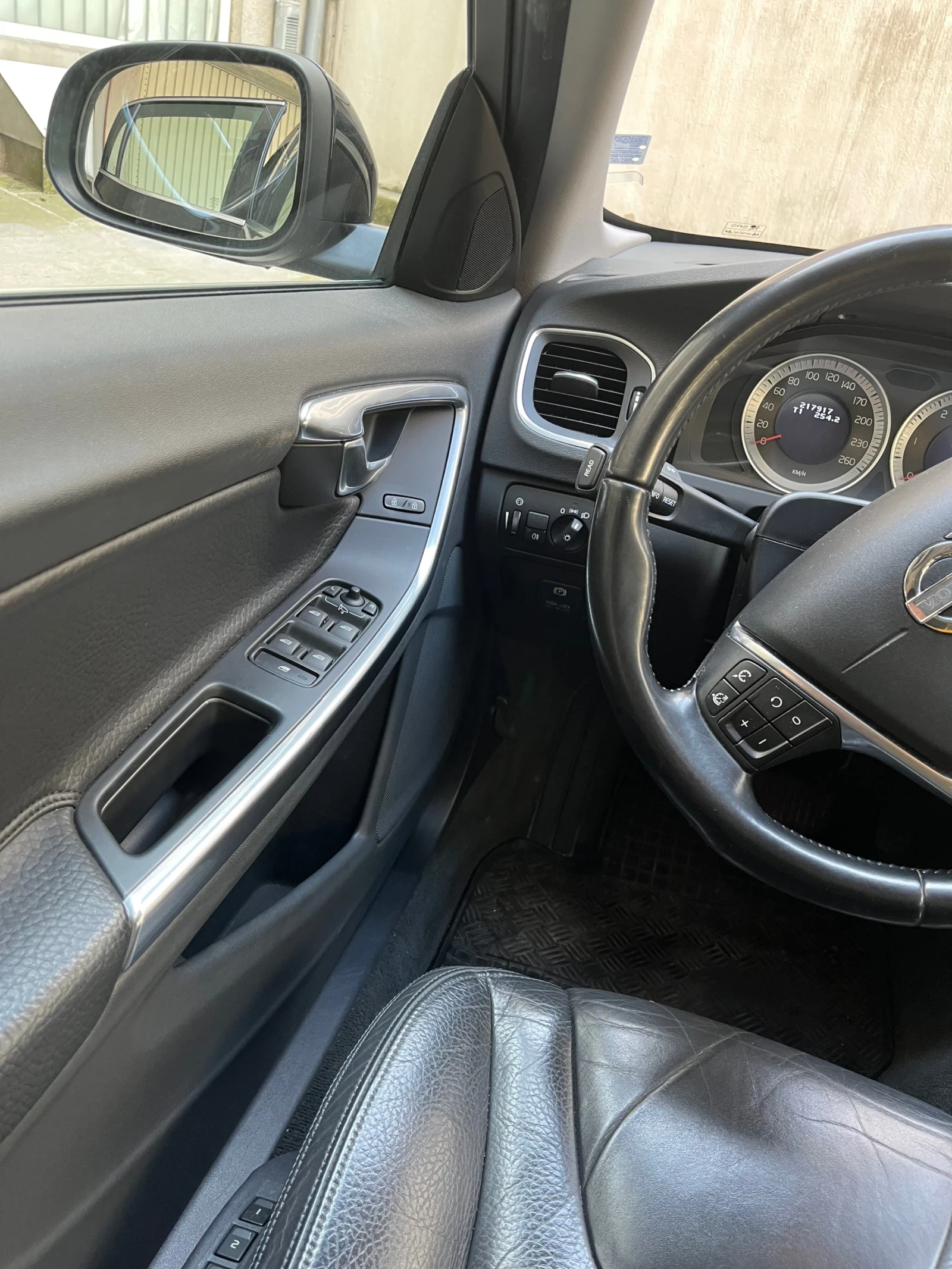 Volvo V60 D5 AWD, снимка 15 - Автомобили и джипове - 53871417