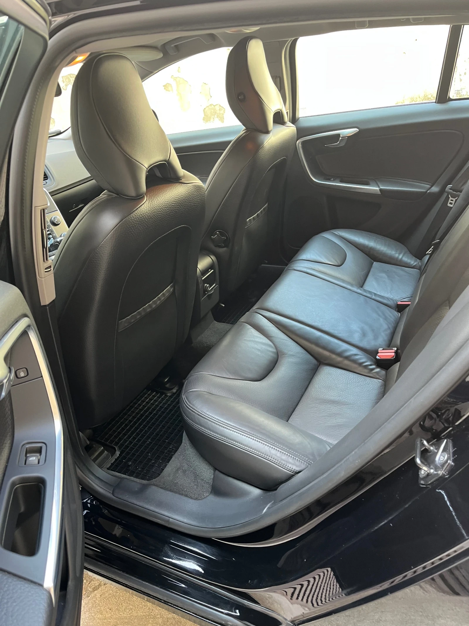 Volvo V60 D5 AWD, снимка 11 - Автомобили и джипове - 53871417