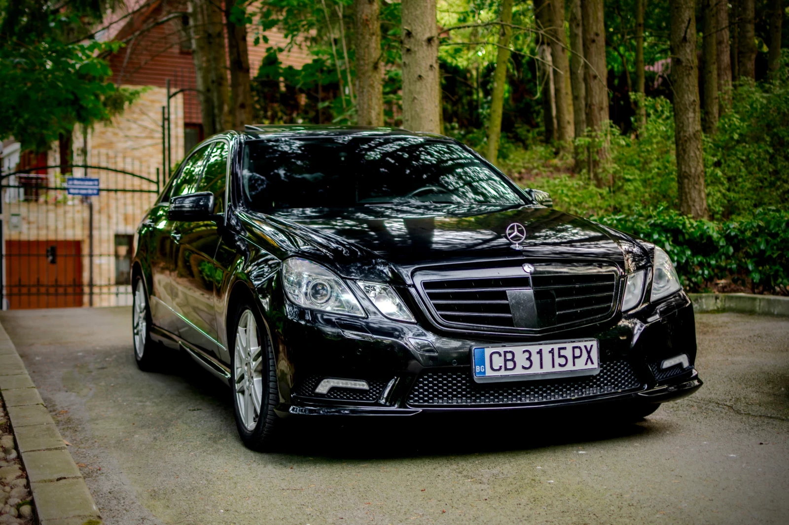 Mercedes-Benz E 500 ГАЗ* AMG* EXCLUSIVE* ОБДУХ* Памет* Дистроник* , снимка 6 - Автомобили и джипове - 55793234