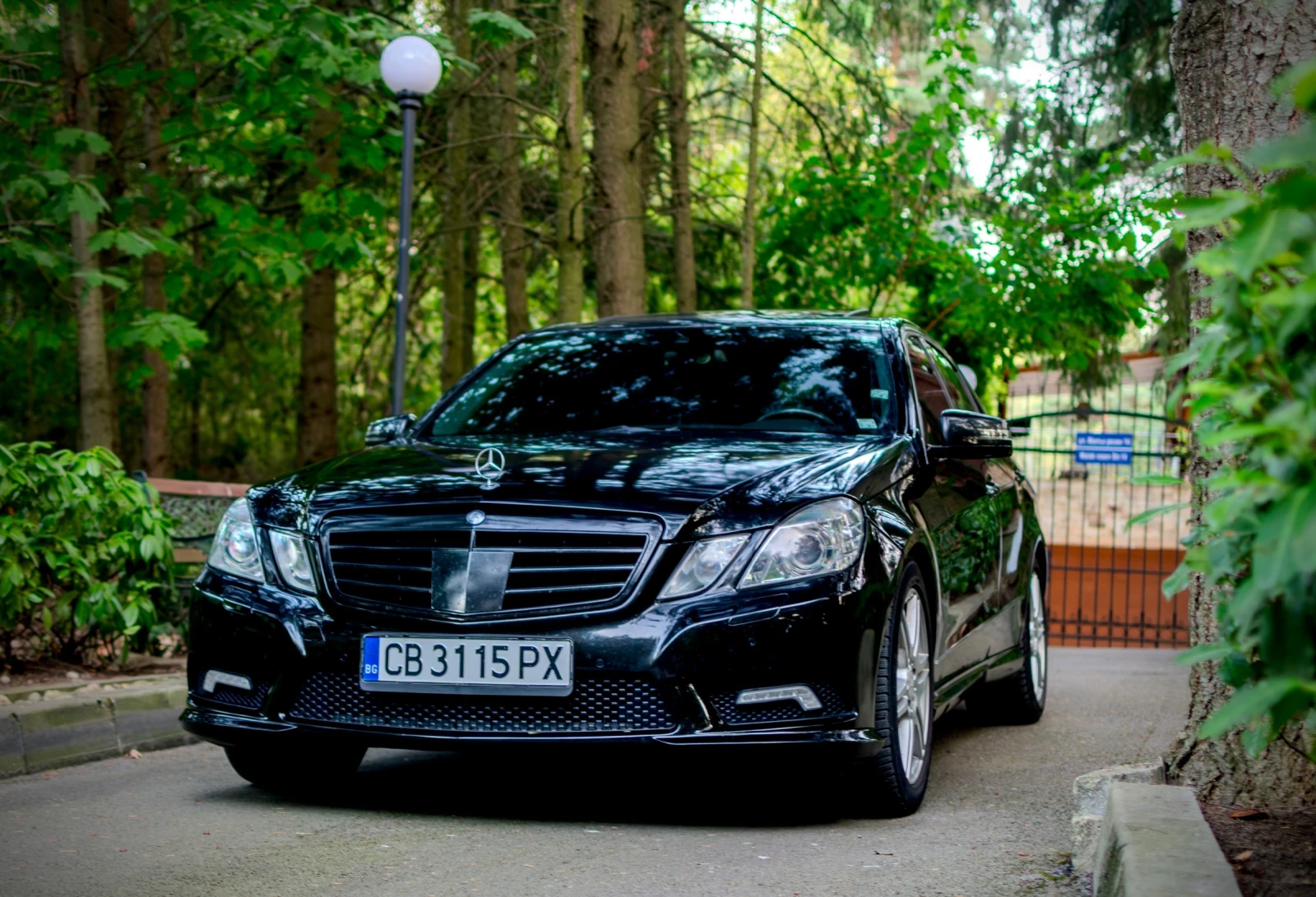 Mercedes-Benz E 500 ГАЗ* AMG* EXCLUSIVE* ОБДУХ* Памет* Дистроник* , снимка 2 - Автомобили и джипове - 55793234