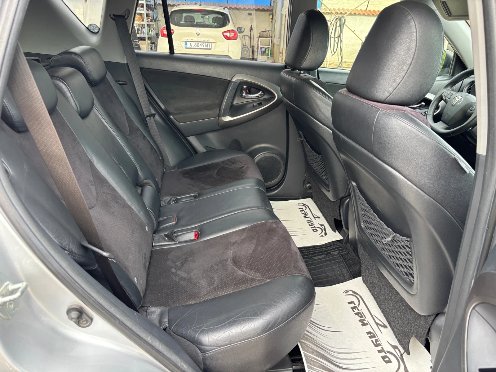 Toyota Rav4 2.2 D-4D, снимка 13 - Автомобили и джипове - 55195337
