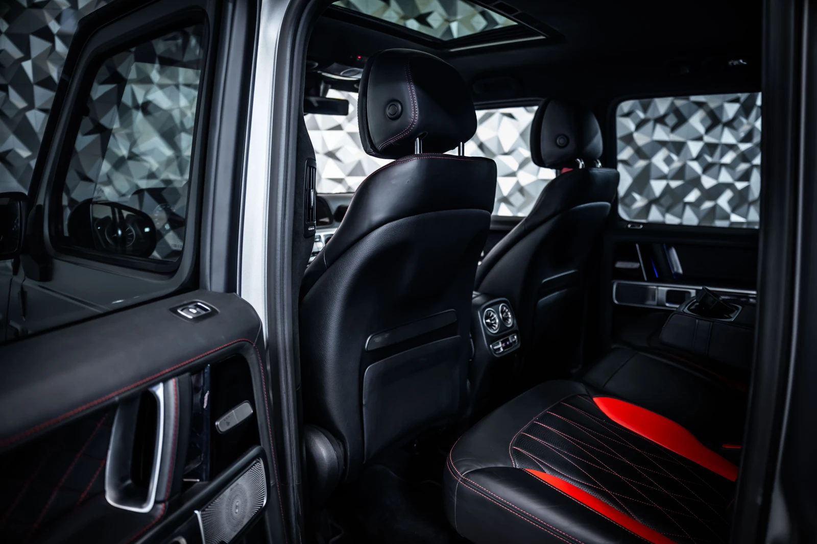 Mercedes-Benz G 63 AMG Edition 1* Carbon* Pano* Burmester, снимка 14 - Автомобили и джипове - 55529142