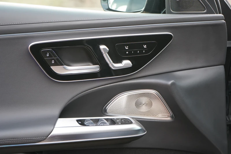 Mercedes-Benz E 300 е 4М* AMG* HYPERSCRENN* 360* KEYLESS* BURMESTER, снимка 7 - Автомобили и джипове - 53180965