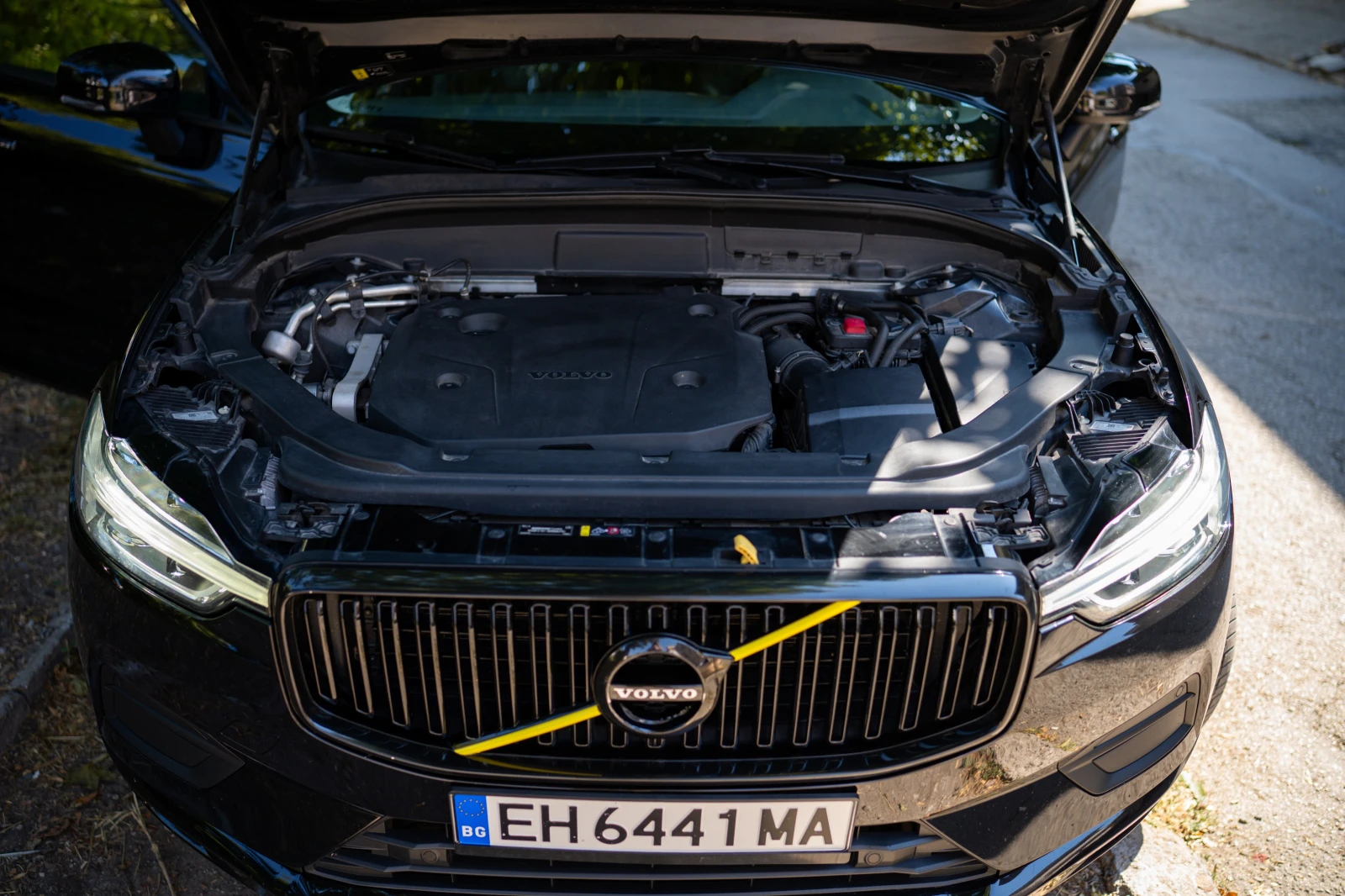 Volvo XC60 D4 MildHibrid, снимка 4 - Автомобили и джипове - 56160431