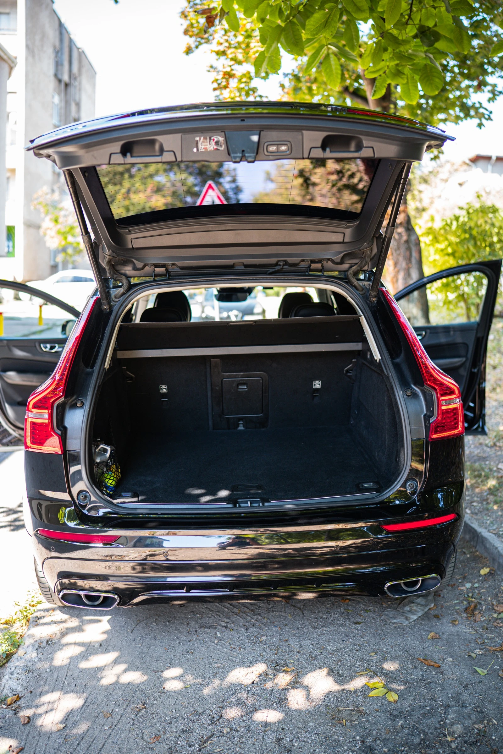 Volvo XC60 D4 MildHibrid, снимка 3 - Автомобили и джипове - 56160431