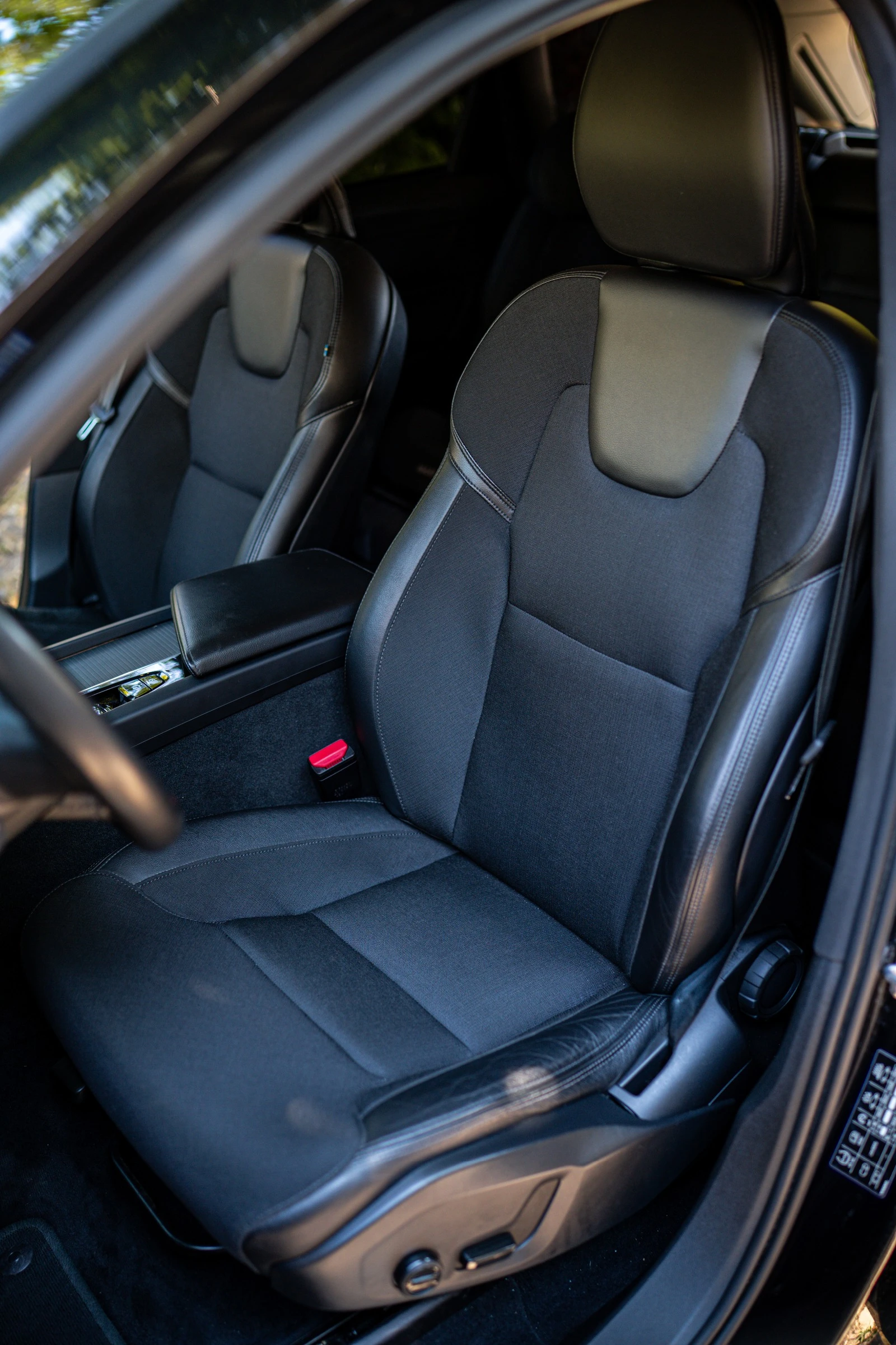Volvo XC60 D4 MildHibrid, снимка 5 - Автомобили и джипове - 56160431