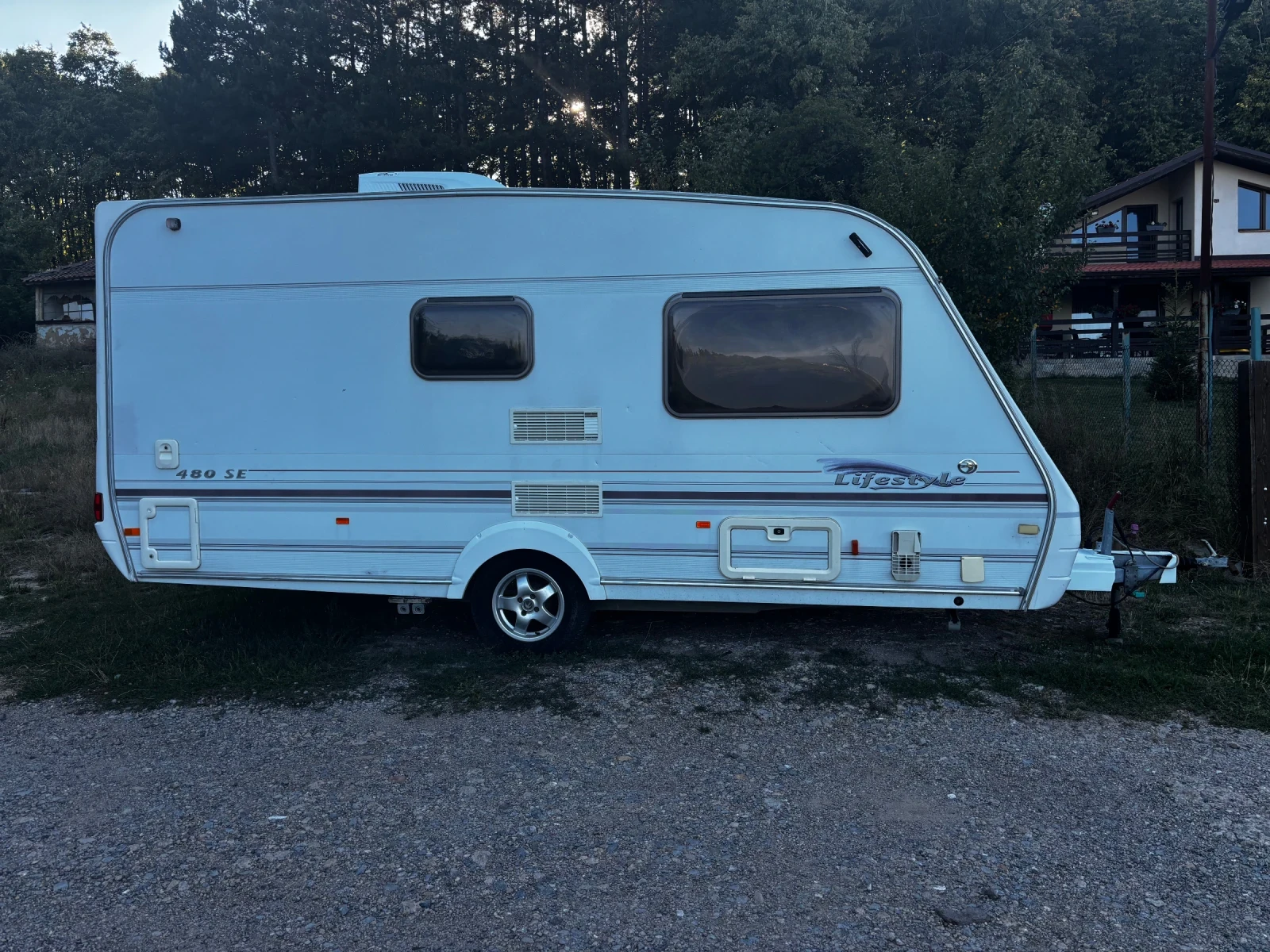 Каравана Swift Lifestyle 480 SE, снимка 4 - Каравани и кемпери - 55661077