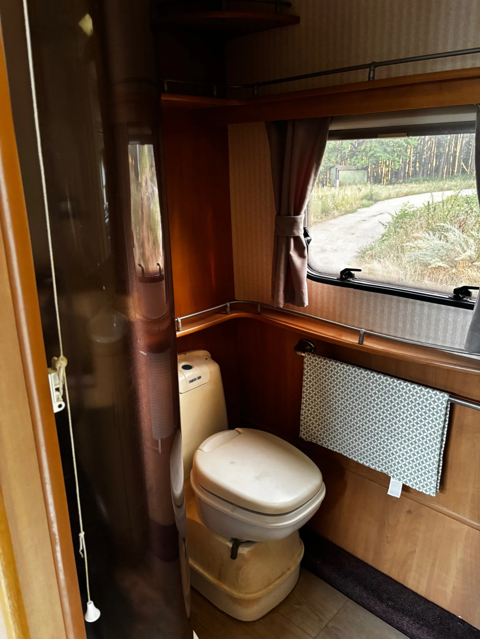 Каравана Swift Lifestyle 480 SE, снимка 15 - Каравани и кемпери - 55661077