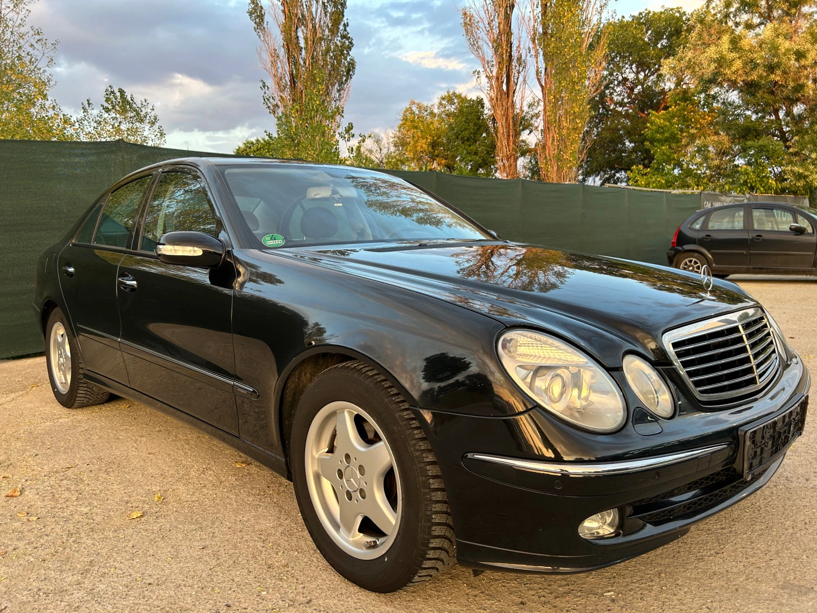 Mercedes-Benz E 200  - изображение 8