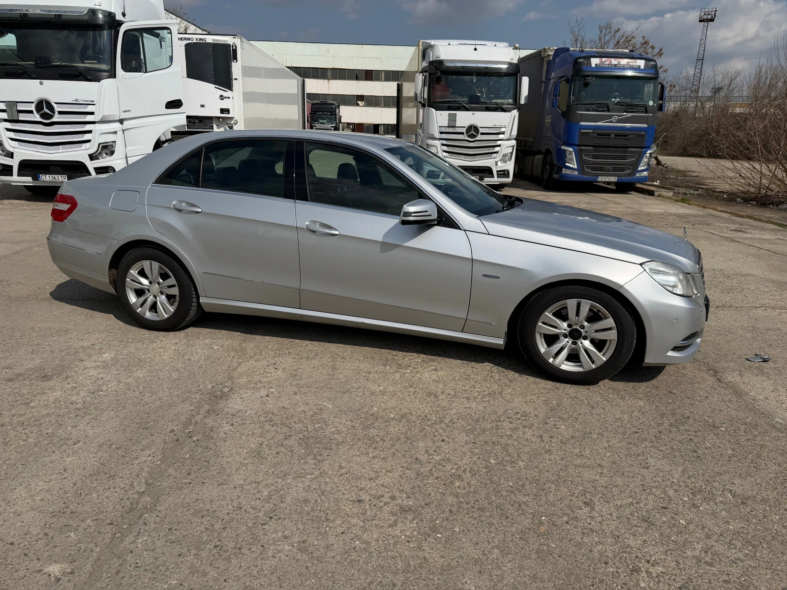 Mercedes-Benz E 220, снимка 4 - Автомобили и джипове - 53564616