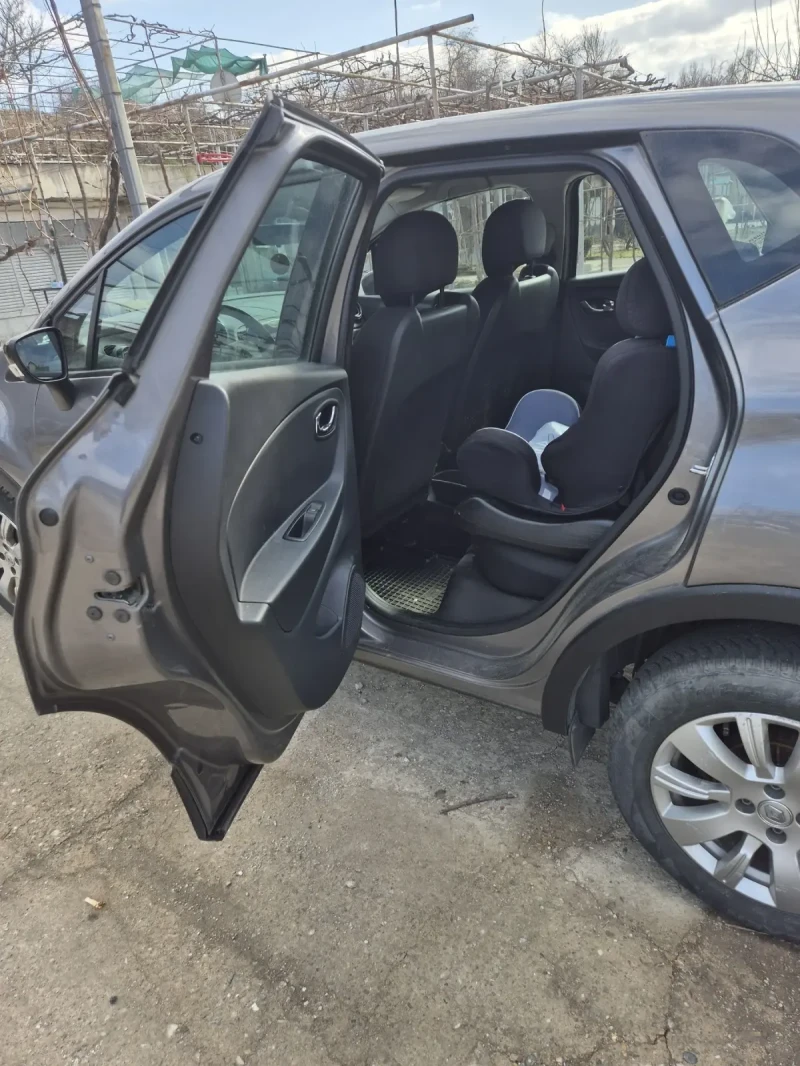 Renault Captur, снимка 6 - Автомобили и джипове - 49376246