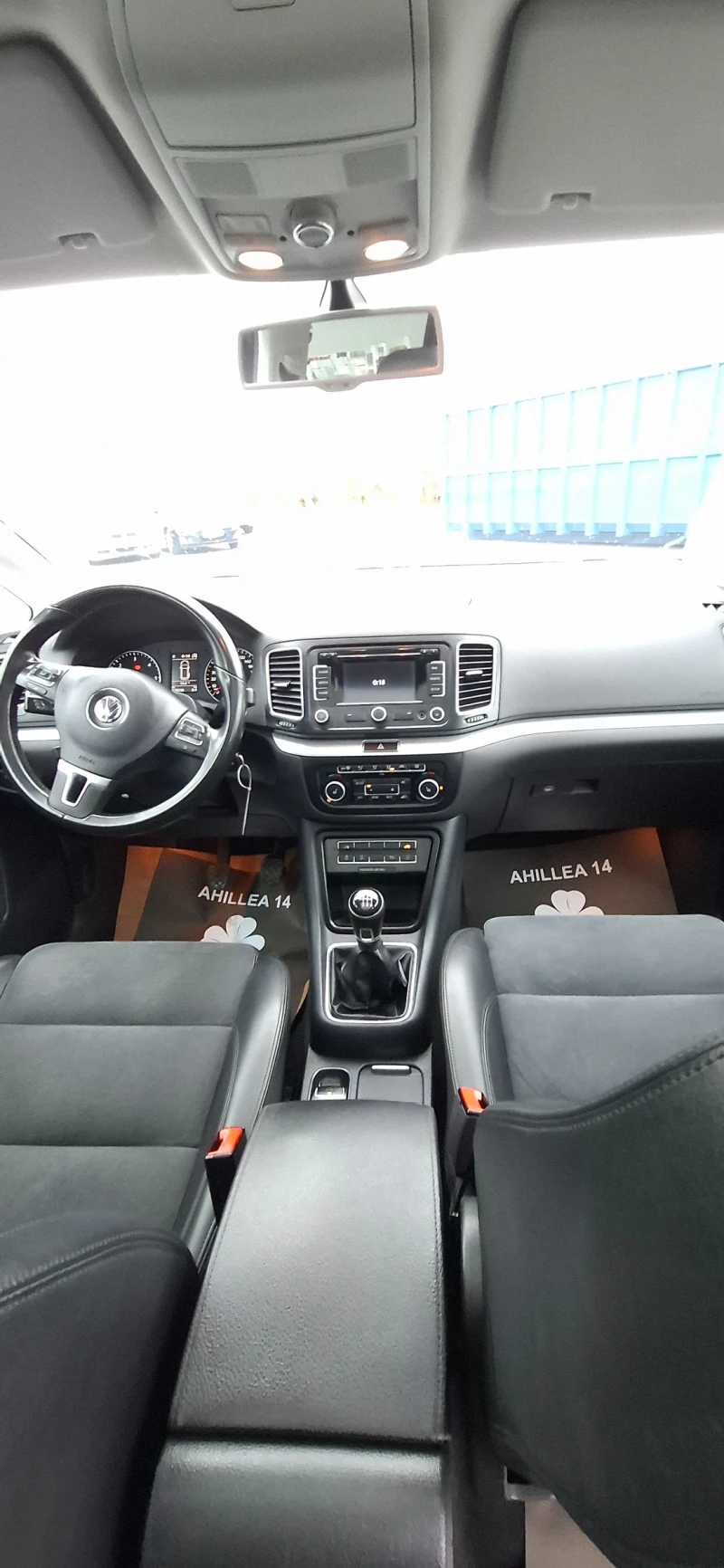 VW Sharan 2.0 High line  Панорама Алкантара Нави Ксенон , снимка 13 - Автомобили и джипове - 51987311