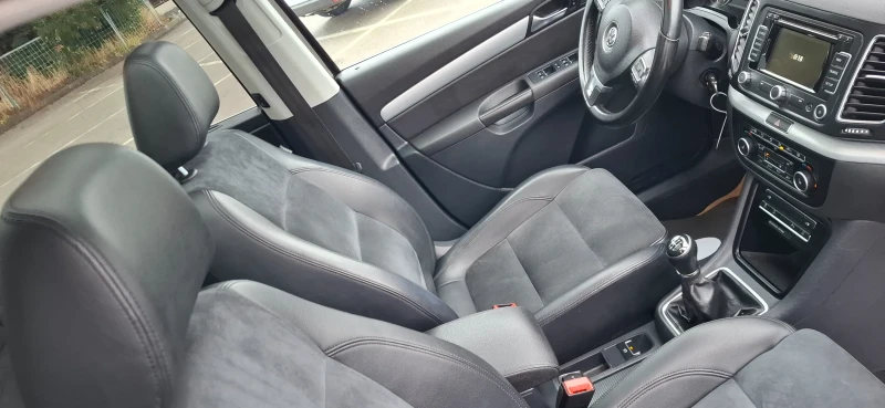 VW Sharan 2.0 High line  Панорама Алкантара Нави Ксенон , снимка 10 - Автомобили и джипове - 51987311