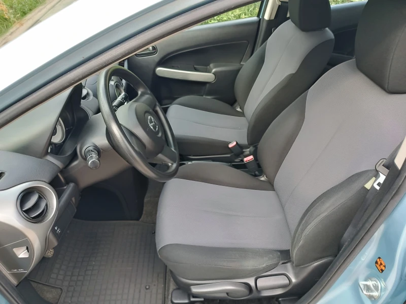 Mazda 2 1.3i, снимка 9 - Автомобили и джипове - 53091857