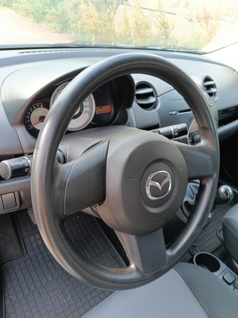 Mazda 2 1.3i, снимка 12 - Автомобили и джипове - 53091857