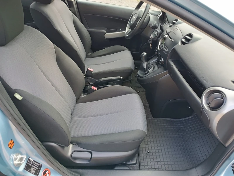 Mazda 2 1.3i, снимка 8 - Автомобили и джипове - 53091857