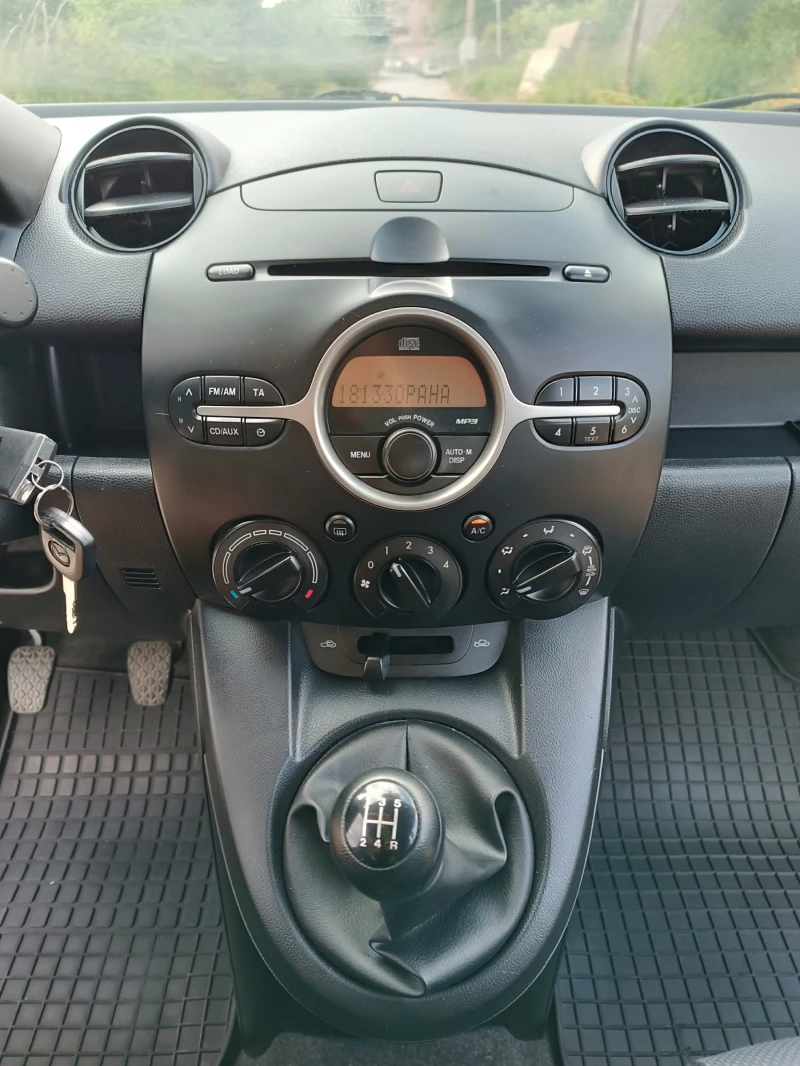 Mazda 2 1.3i, снимка 14 - Автомобили и джипове - 53091857