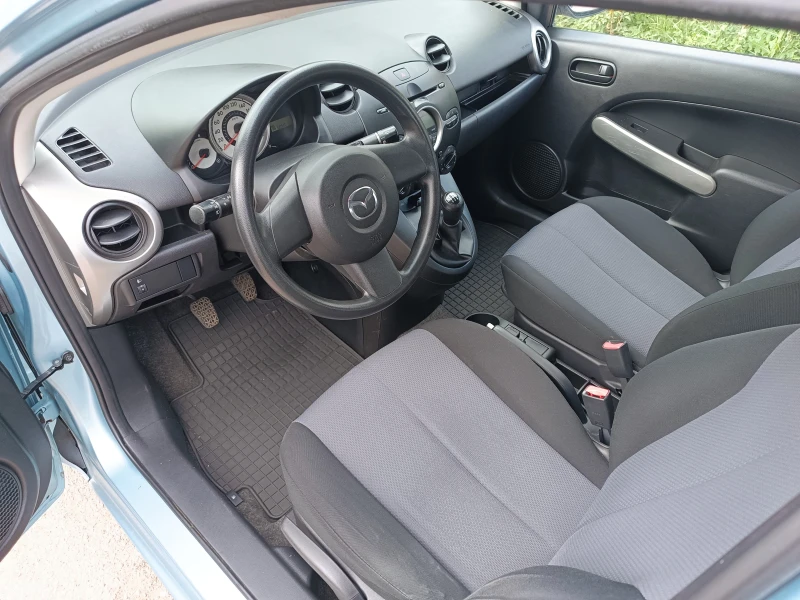 Mazda 2 1.3i, снимка 7 - Автомобили и джипове - 53091857