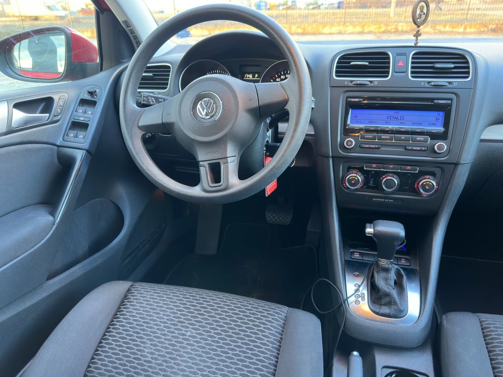 VW Golf 1.6i Автоматик - изображение 8