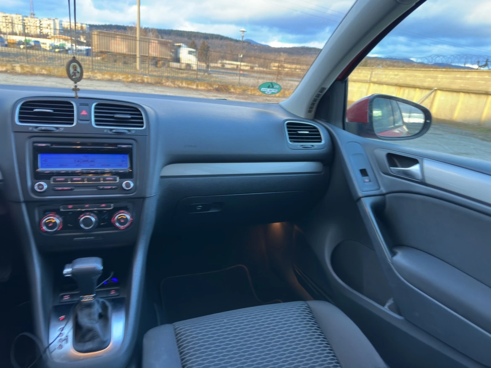 VW Golf 1.6i Автоматик - изображение 9