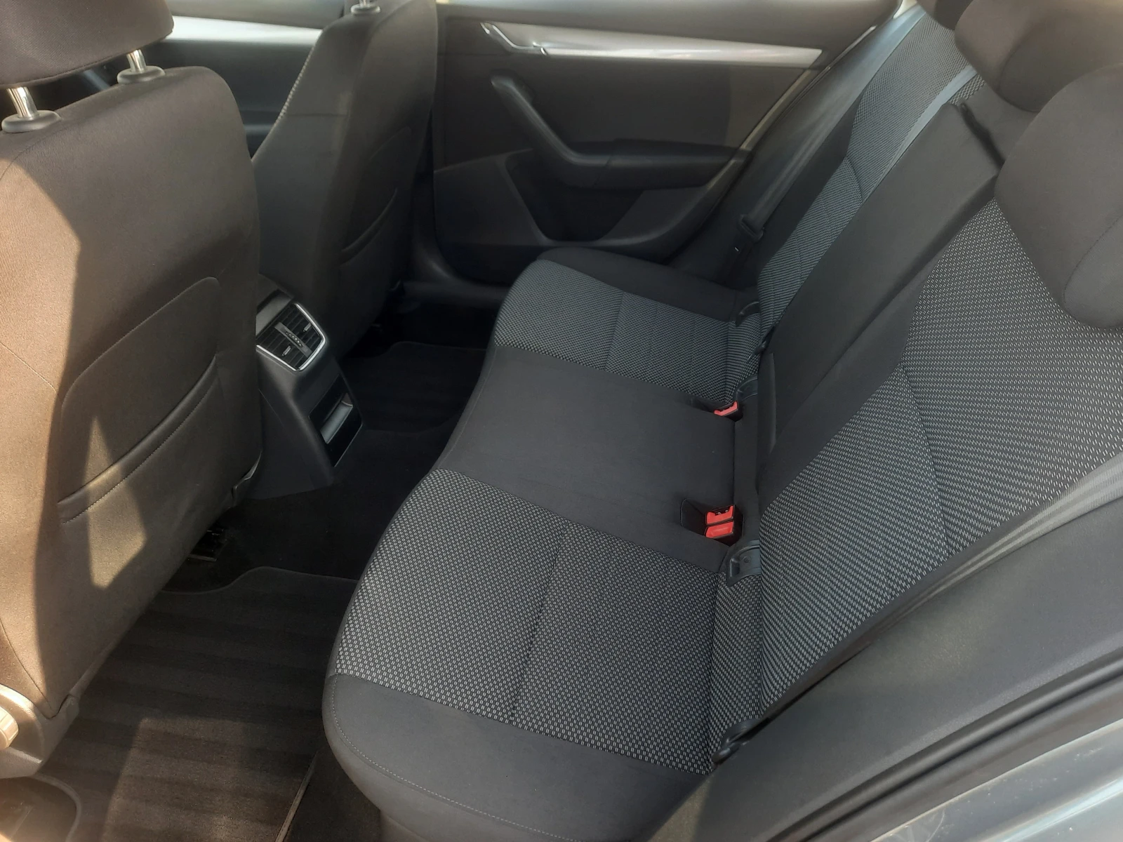 Skoda Octavia 1.6 TDI, снимка 7 - Автомобили и джипове - 53988291