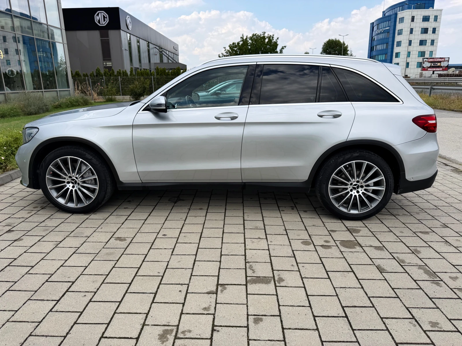 Mercedes-Benz GLC 250 AMG-4X4-КАМЕРА-ПАНОРАМА-ПАМЕТ-BURMASTER-LANE-ASIST, снимка 8 - Автомобили и джипове - 55642598